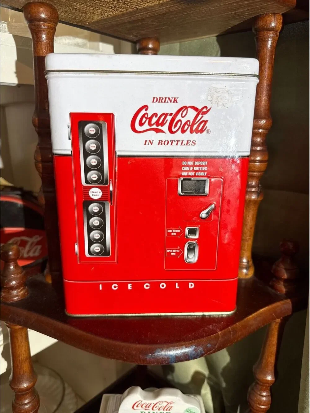 C8. Vintage COCA-COLA Bottle Vending Machine 1997 Collectible Tin Box Gift